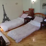 PINK PIANO HOMESTAY in a FUNKY TINY appartment to share with CURTAINS as dividers -- HÉBERGEMENT AUX RIDEAUX CHEZ L\'HABITANT